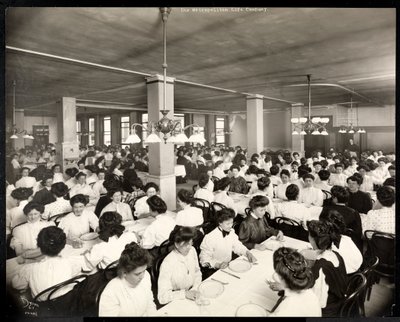 Femmes assises pour un repas dans la salle à manger de la Metropolitan Life Insurance Co. à la 23e rue et Madison Avenue, New York, 1907 - Byron Company